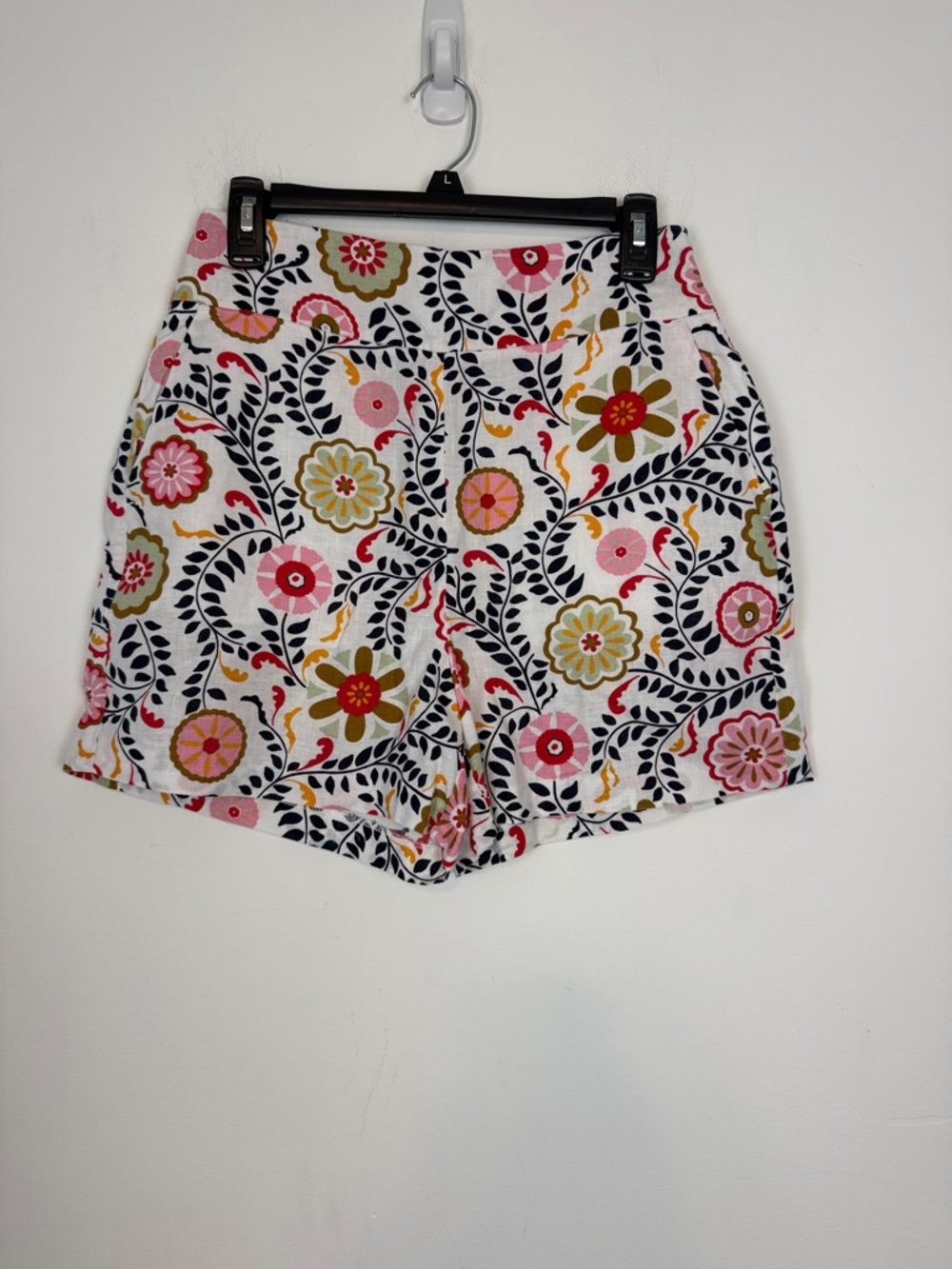 Boden High Waisted White Multi Floral Georgina 100% Linen Shorts. Size 6.